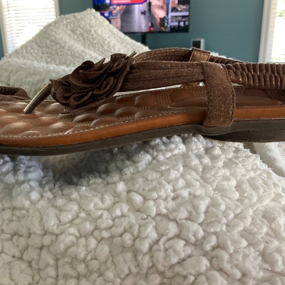 Patrizia Spring Step sandals.Size 71/2.Tan - Picture 8 of 14